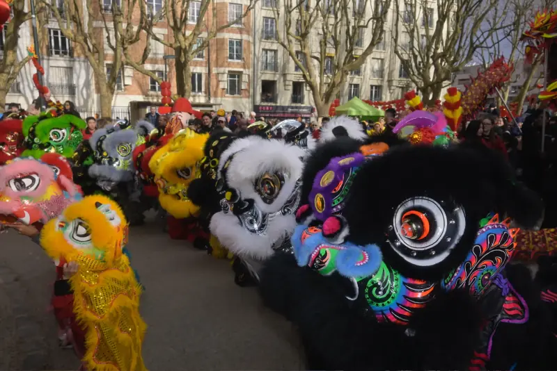 Défilé urbain danse du lion — prestation sur mesure en France