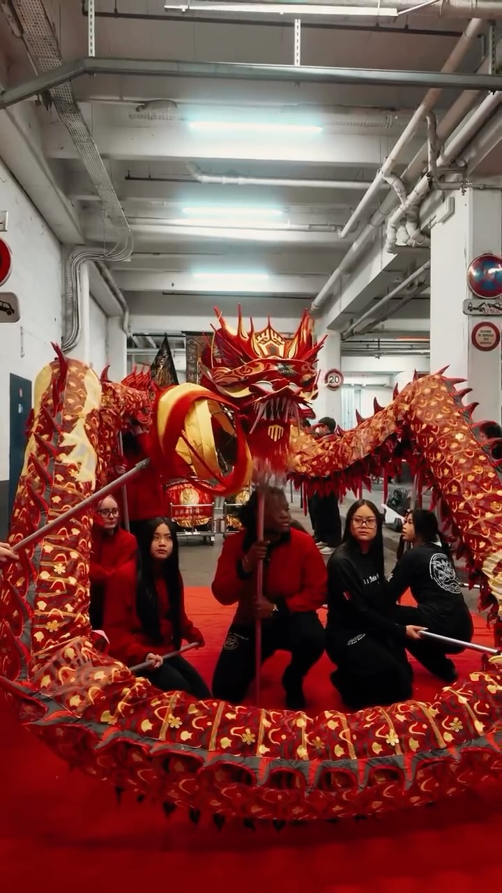 Cérémonie du dotting - dragon rouge et or