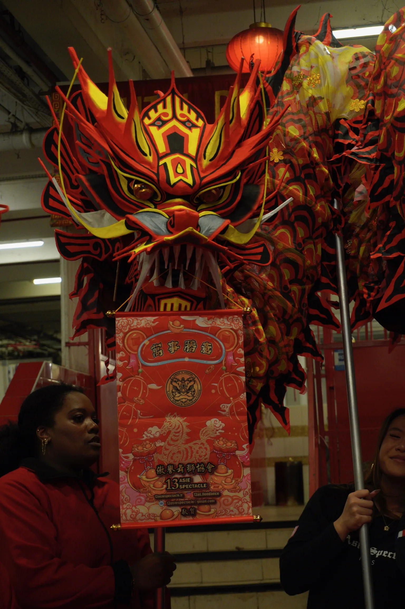 Dragon rouge et or — costume traditionnel 13AS