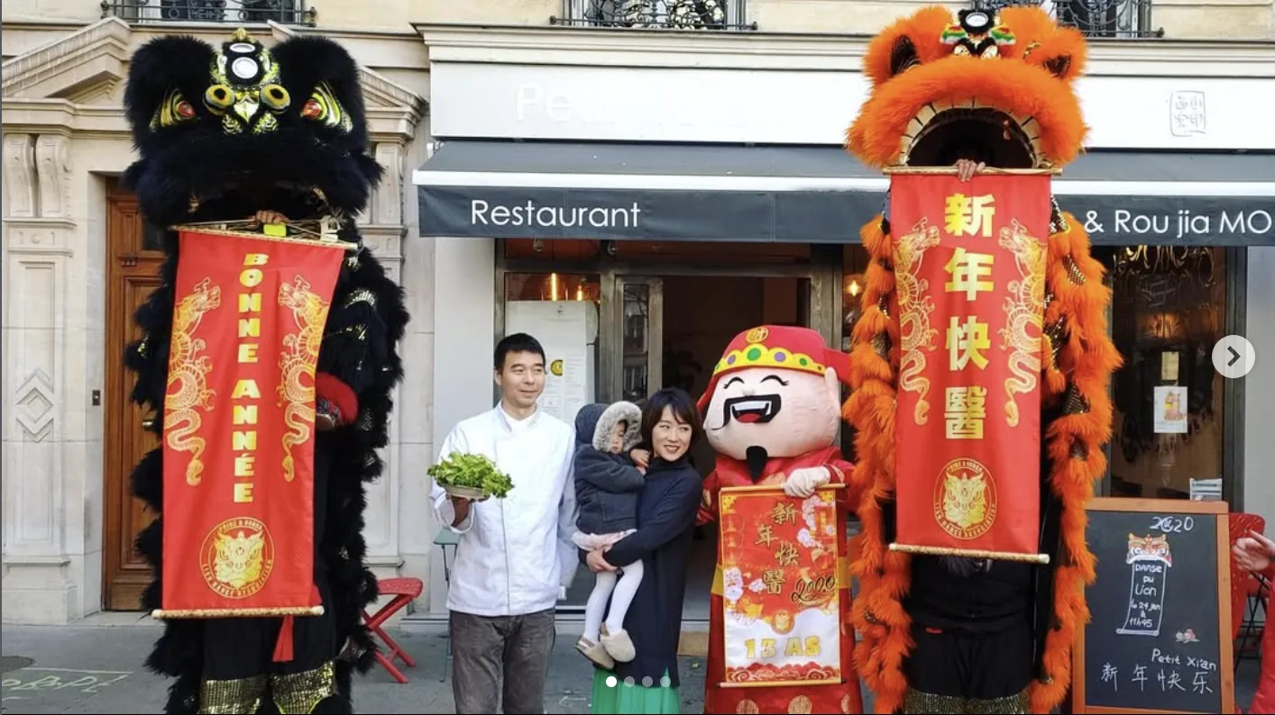 Danse du lion pour inauguration de commerce à Paris
